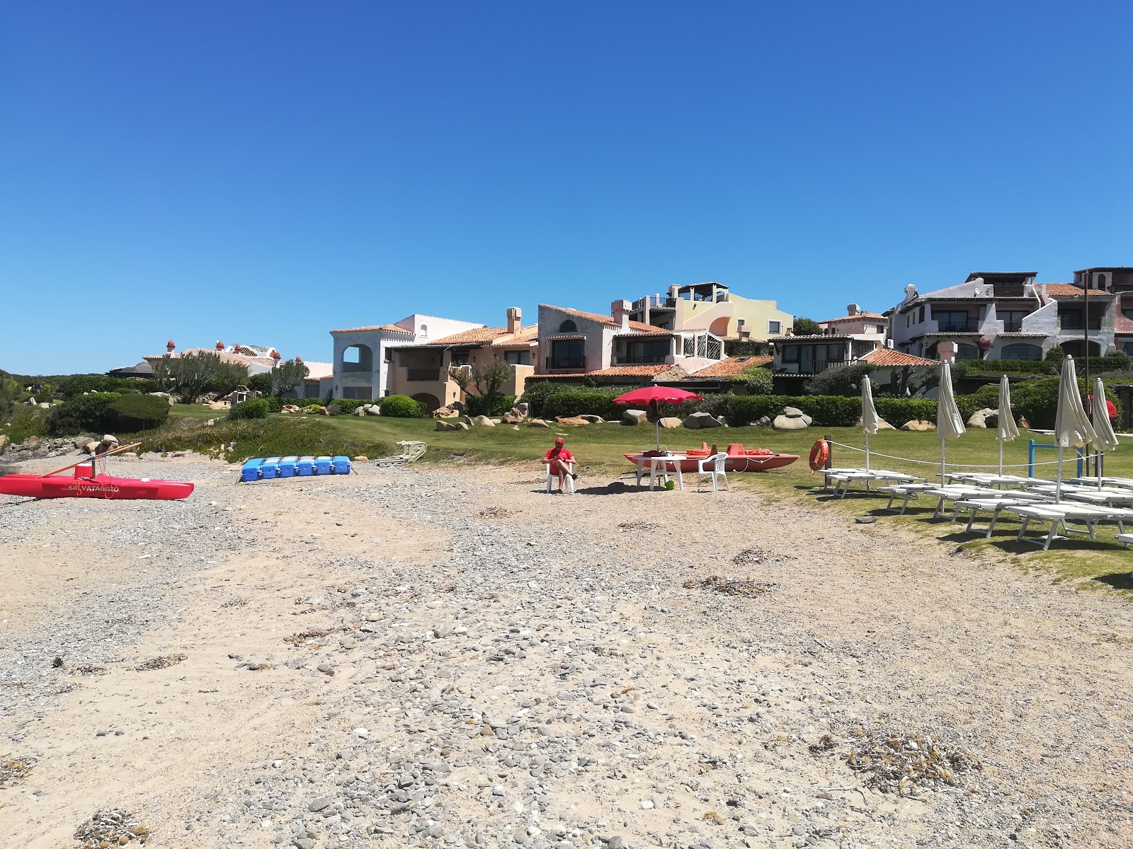 Foto di Spiaggia Cala del Faro con parzialmente pulito livello di pulizia