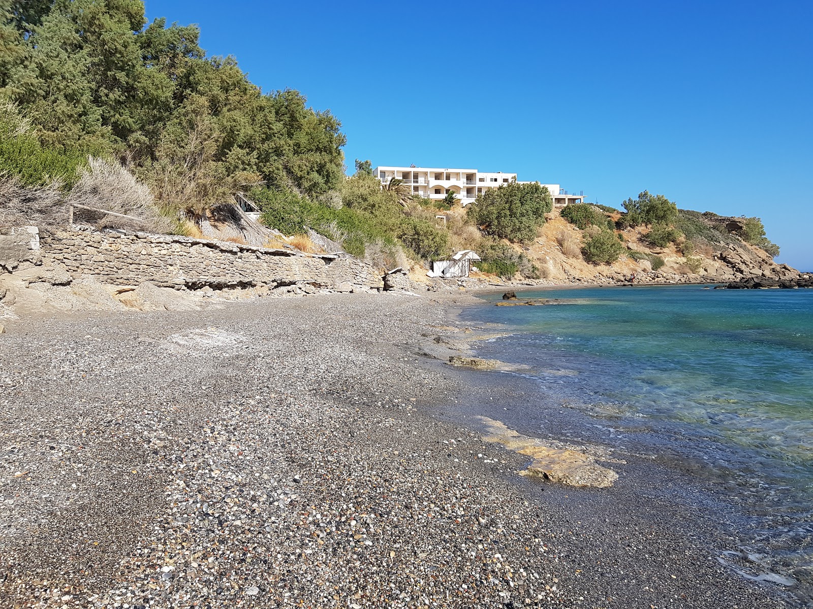 Foto de Kaki Skala beach y el asentamiento