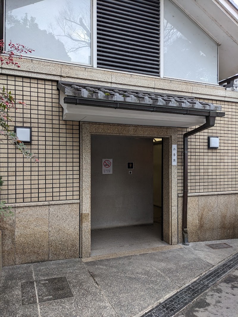 伏見稲荷大社 神幸道横トイレ