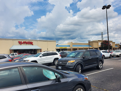 Shopping Mall «Fairfield Shopping Center», reviews and photos, 5322 Lord Dunmore Ct, Virginia Beach, VA 23464, USA