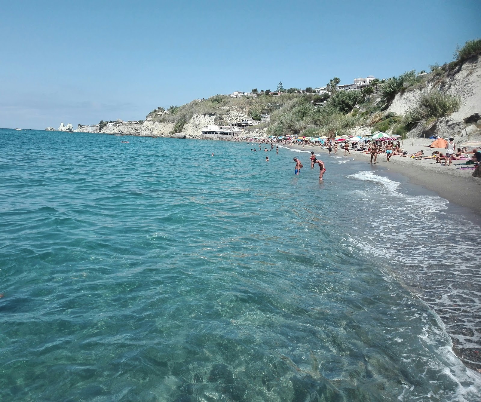Foto van Spiaggia Cava Dell'Isola wilde omgeving