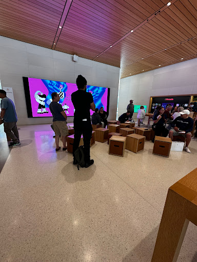 Apple Broadway Plaza image
