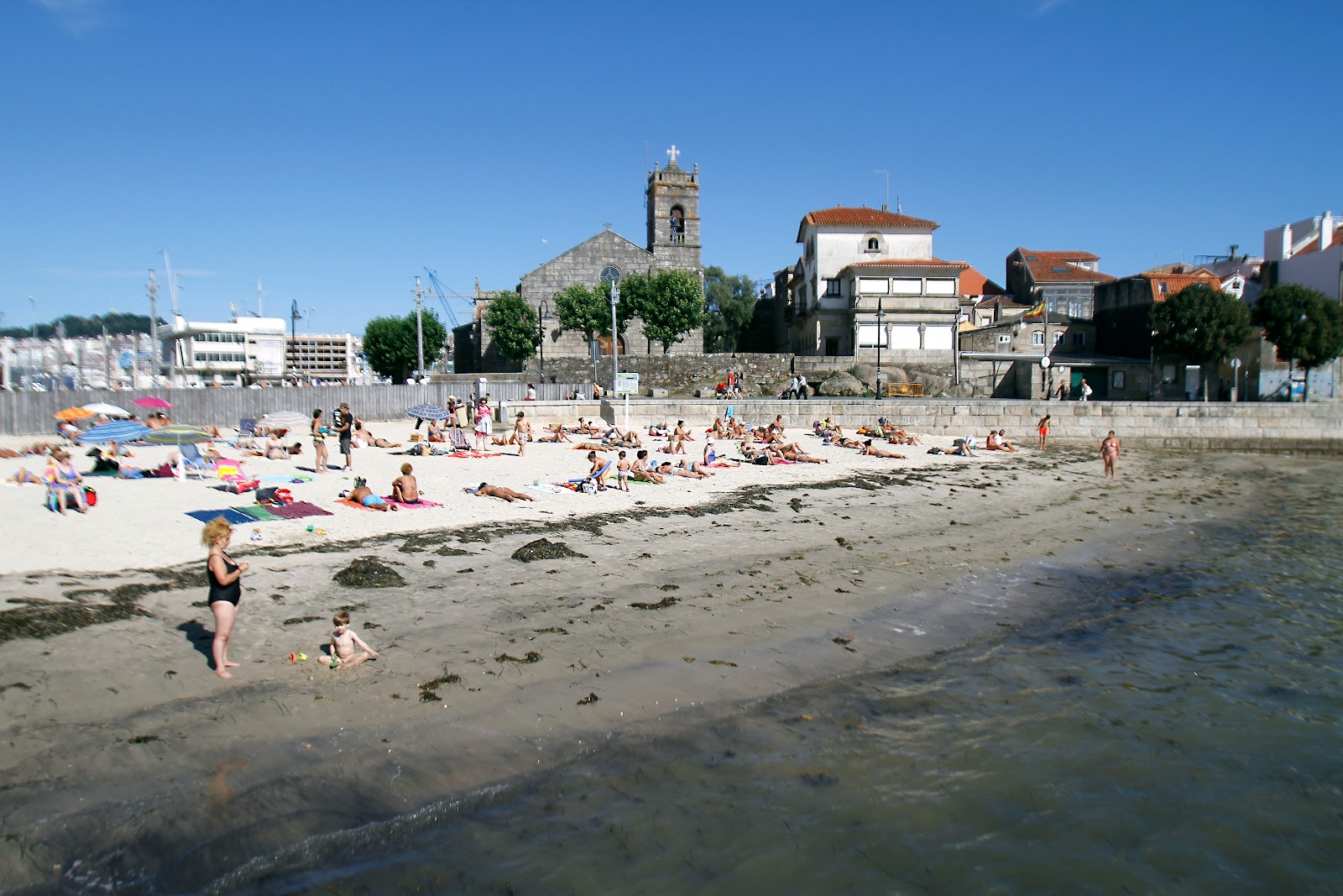 Foto di Praia do Adro con una superficie del sabbia beige