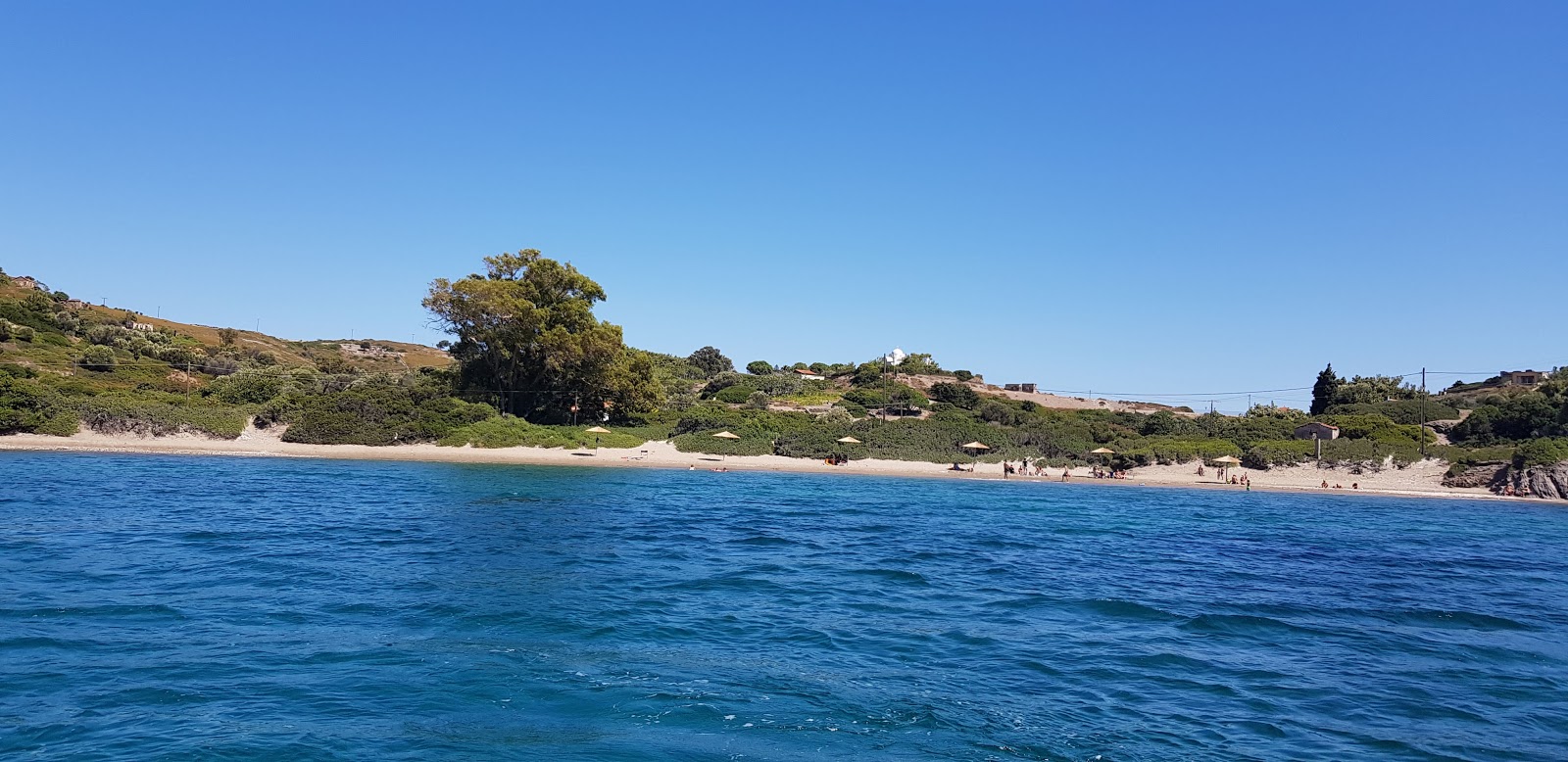 Apiganos beach'in fotoğrafı kahverengi kum yüzey ile