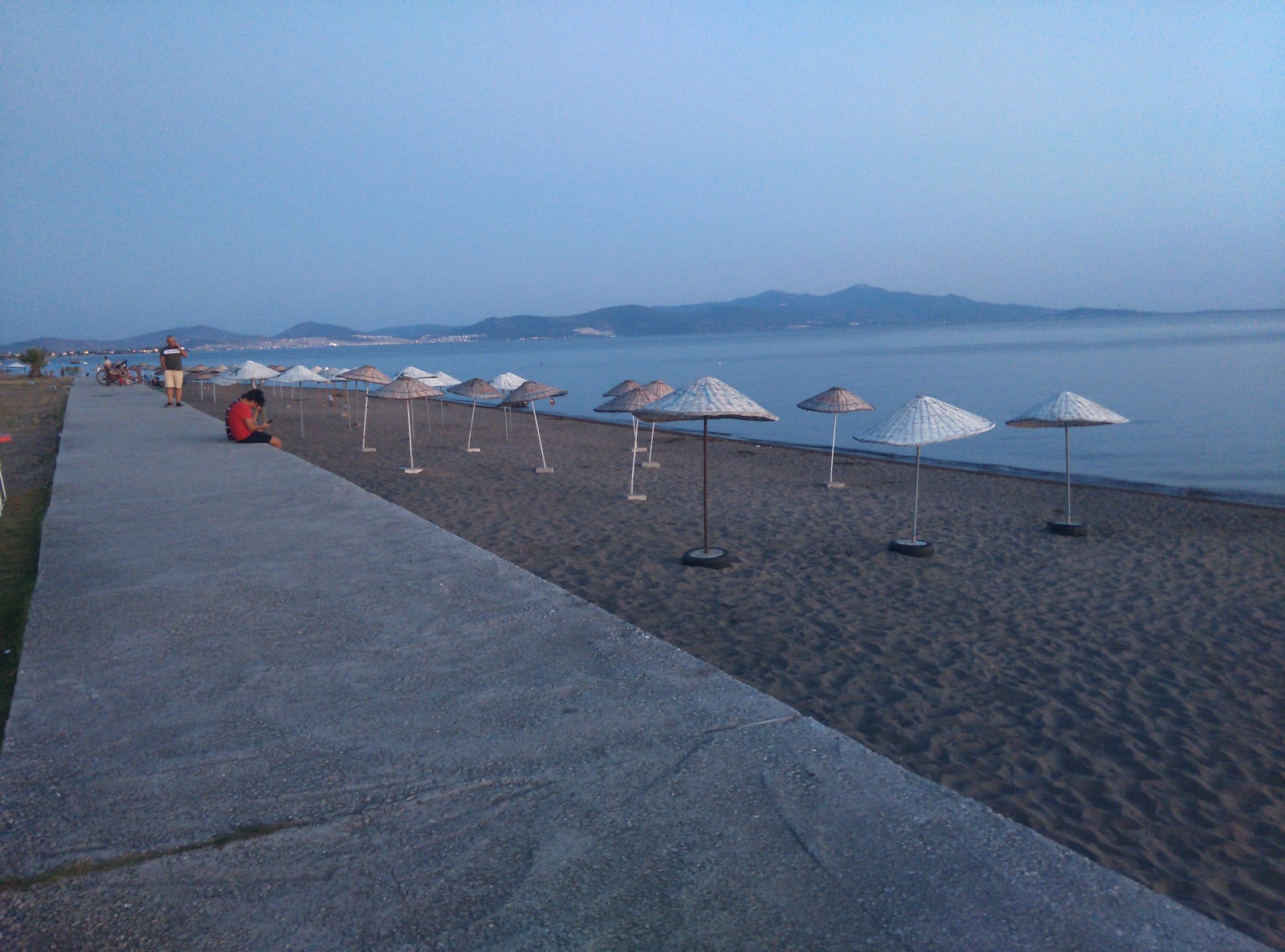 Foto de Cumhuriyet beach - lugar popular entre os apreciadores de relaxamento