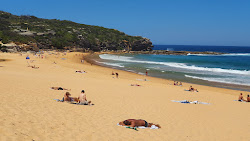 Foto von South Curl Curl Beach umgeben von Bergen