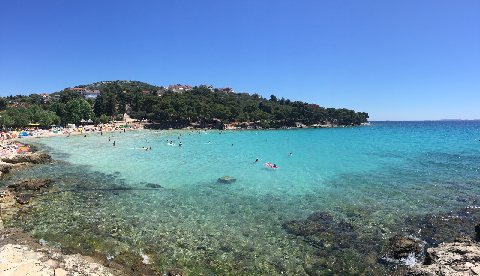 Foto di Slanica beach con una superficie del sabbia scura