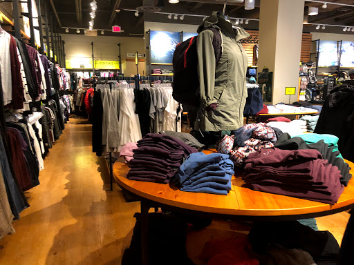 Clothing Store «Eddie Bauer Outlet», reviews and photos, 18501 Outlet Blvd #300, Chesterfield, MO 63005, USA