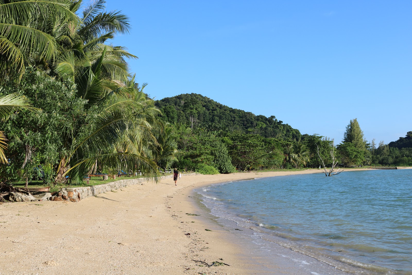 Foto von Tha Khao Beach mit beiger sand Oberfläche