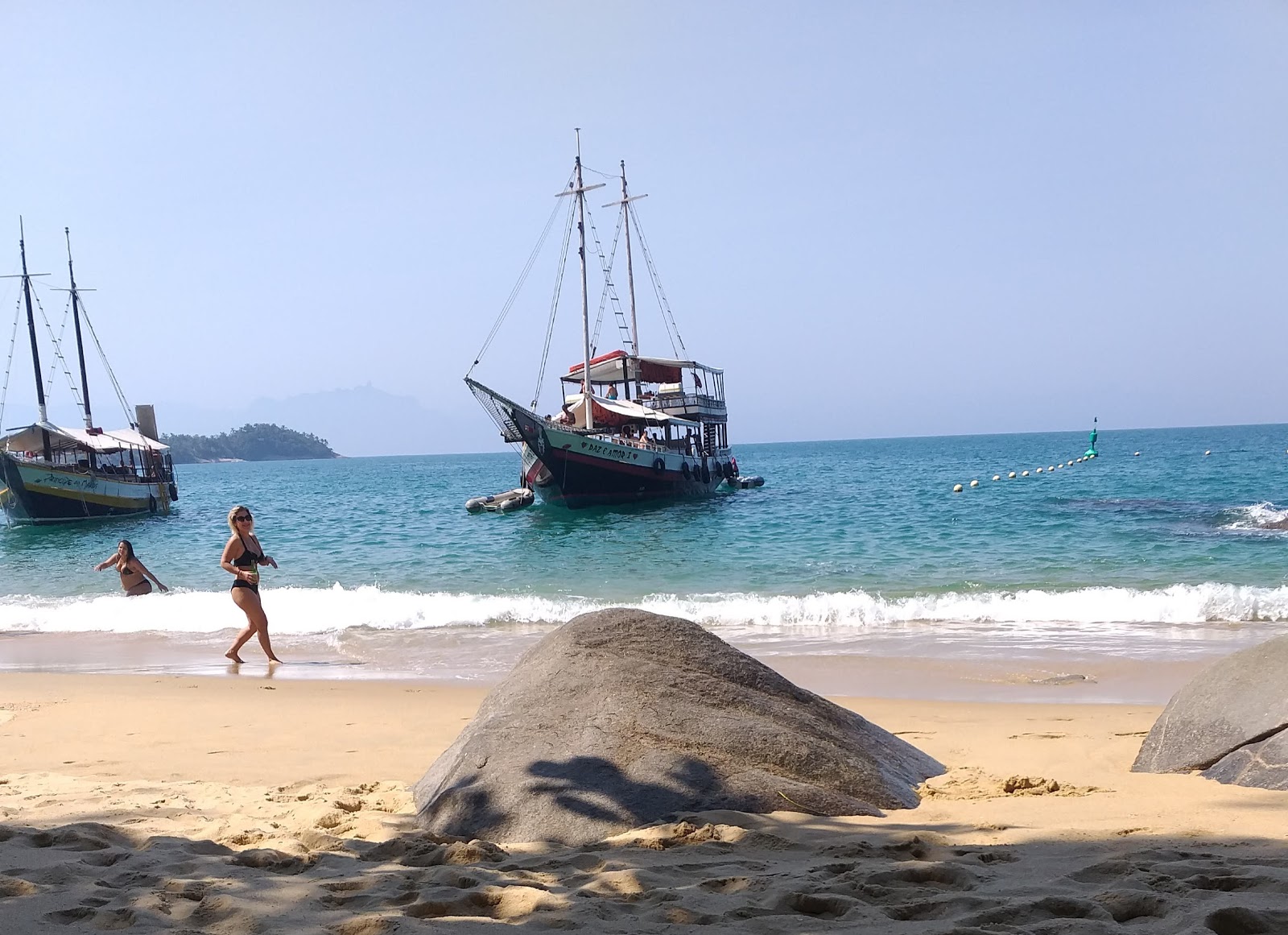 Conceição Beach'in fotoğrafı düz bir kıyı şeridi ile birlikte
