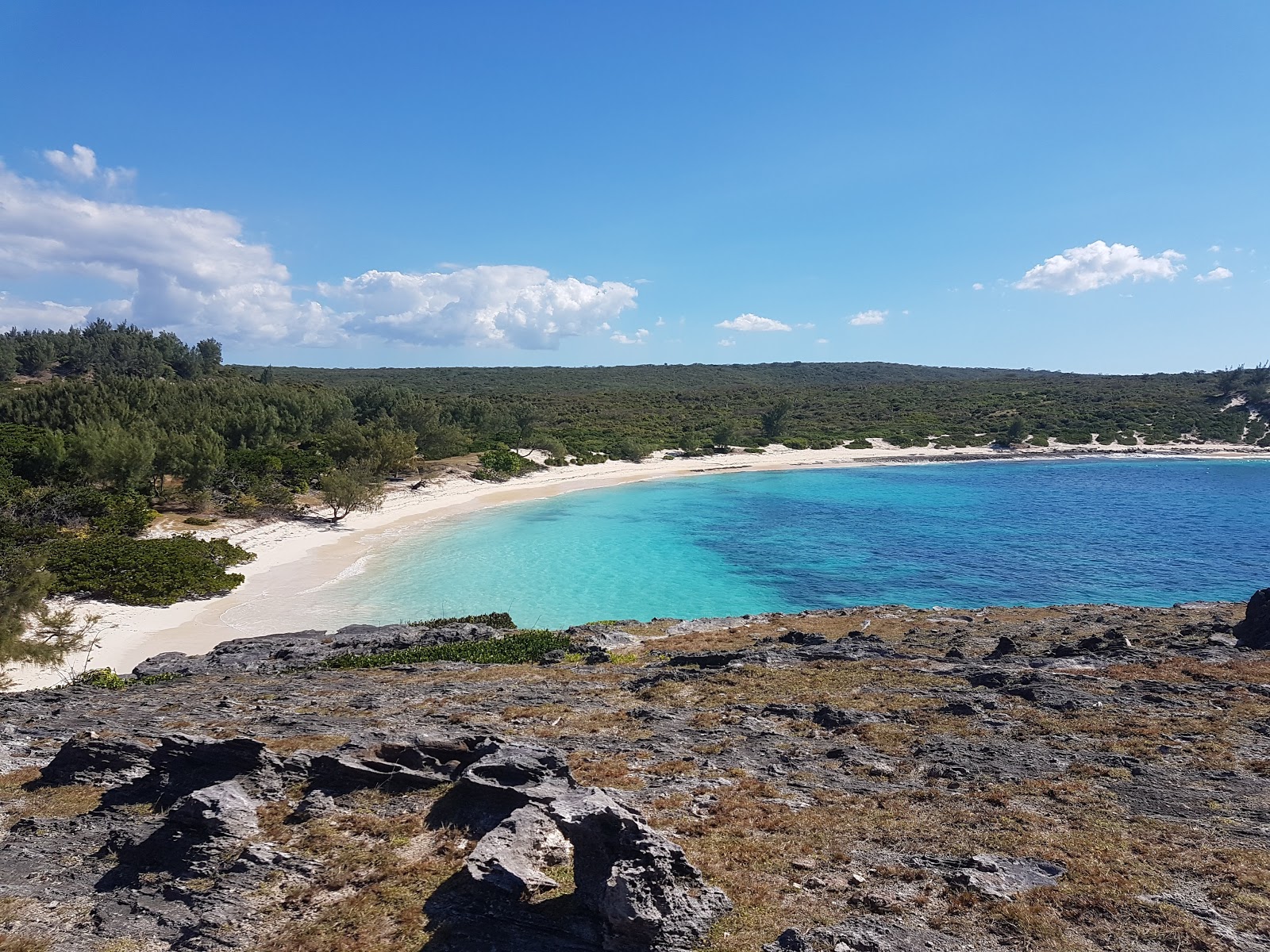 Foto von Beach angongo mit geräumige küstenlinie