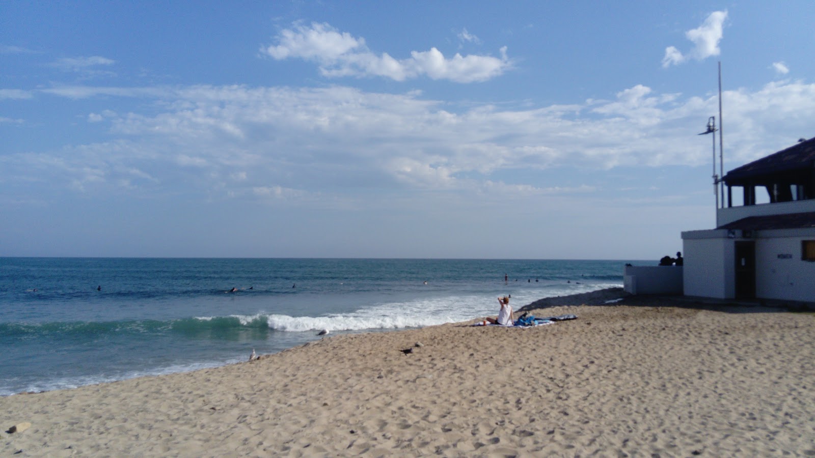 Foto di Will Rogers Beach circondato da montagne
