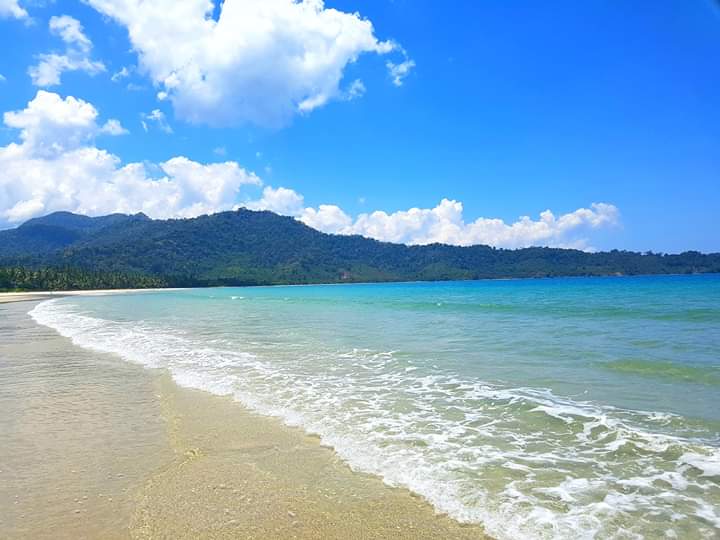 Foto di Caruray Beach con una superficie del acqua cristallina