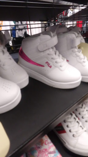 Clothing Store «Citi Trends», reviews and photos, 2809 W Broadway, Louisville, KY 40211, USA