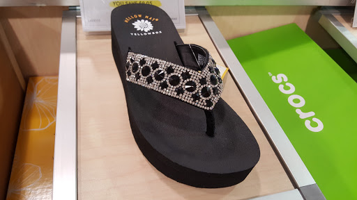 Shoe Store «DSW Designer Shoe Warehouse», reviews and photos, 4021 Conroy Rd, Orlando, FL 32839, USA