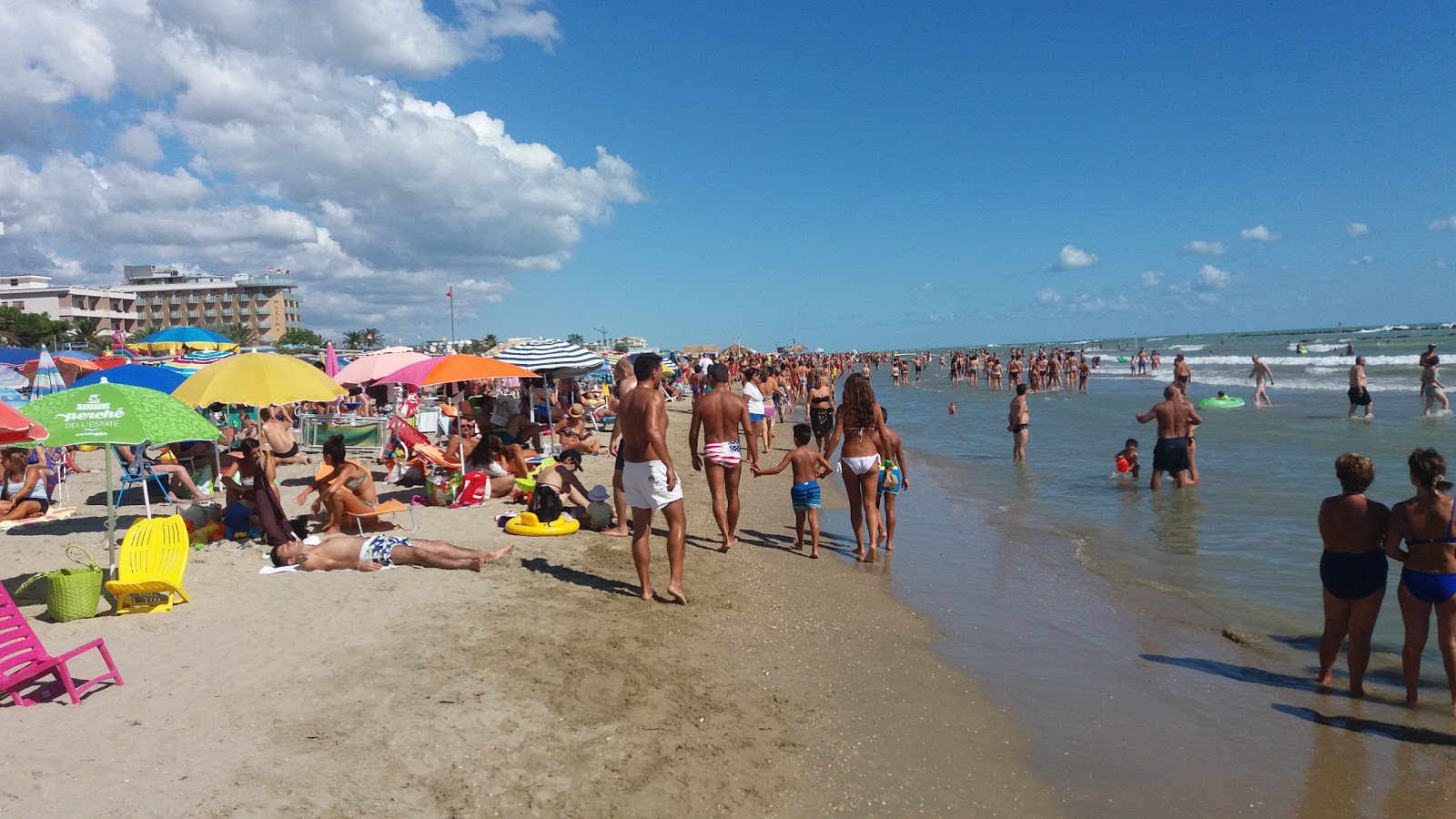 Fotografie cu Spiaggia di Villa Rosa și așezarea