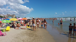 Foto von Spiaggia di Villa Rosa und die siedlung