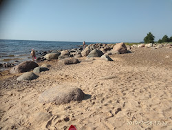 Foto von Veczemju klintis umgeben von Bergen