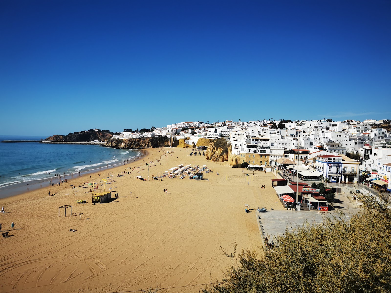 Foto af Praia dos Alemaes omgivet af bjerge