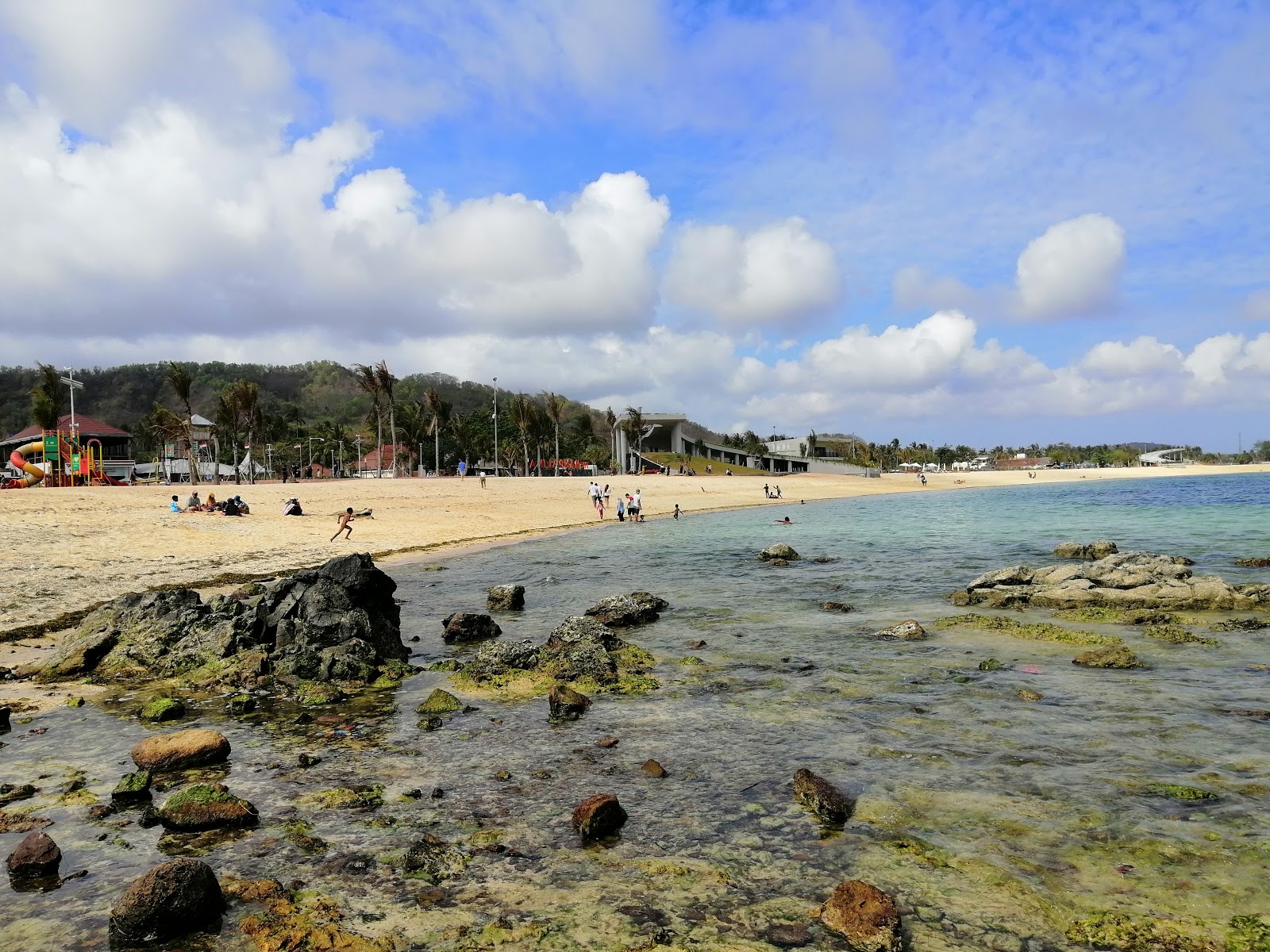 Foto de Kuta Mandalika Beach - lugar popular entre os apreciadores de relaxamento