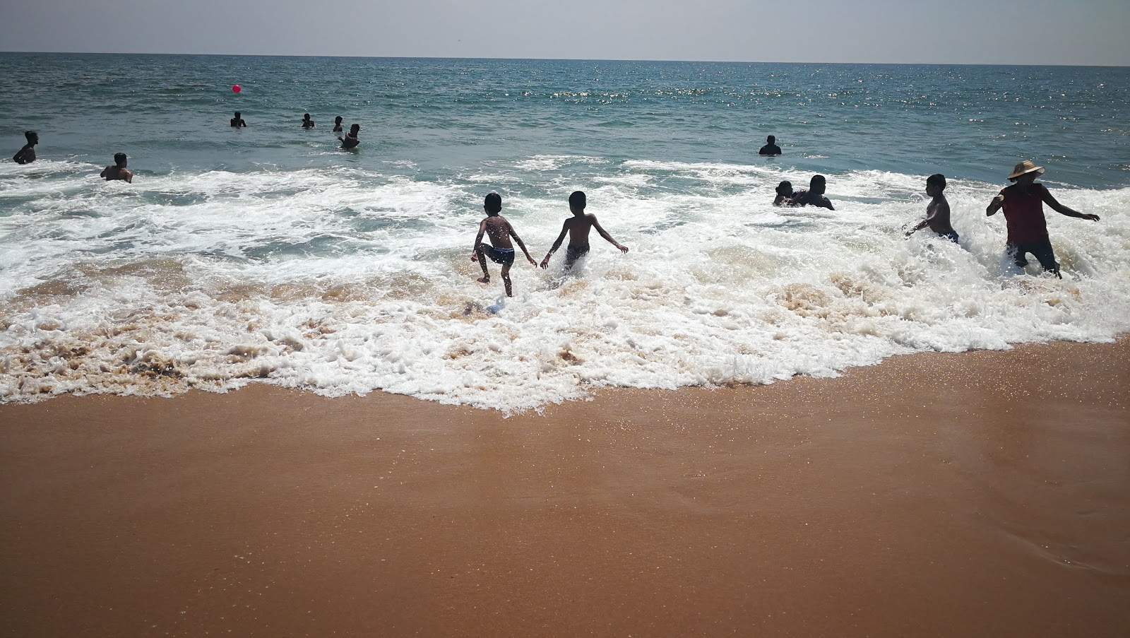 Φωτογραφία του Mount Laviniya Beach με τυρκουάζ νερό επιφάνεια