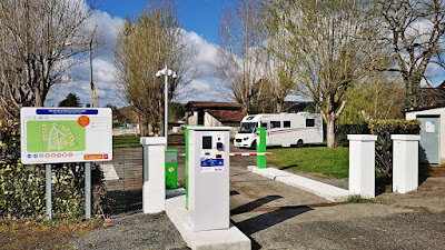 Aire Camping-Car Park à Montcuq-en-Quercy-Blanc