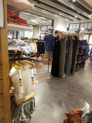 Clothing Store «Aéropostale», reviews and photos, 200 Baychester Ave, Bronx, NY 10475, USA