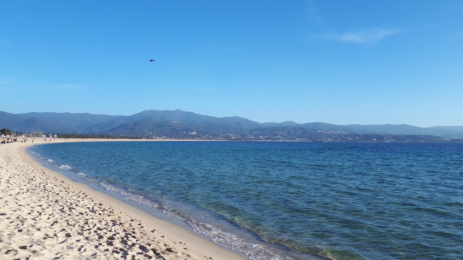 Fotografija Plaža Ricanto z svetel fin pesek površino