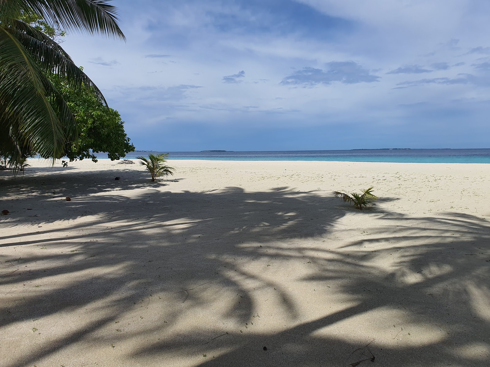 Foto de Raiy Nika Beach com areia brilhante superfície
