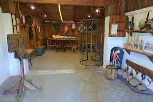 Średniowieczna Osada Rycerska i Izba Tortur image