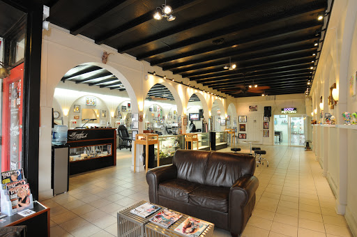 Tattoo Shop «Royal Flesh Tattoo and Piercing», reviews and photos, 4005 N Broadway St, Chicago, IL 60613, USA