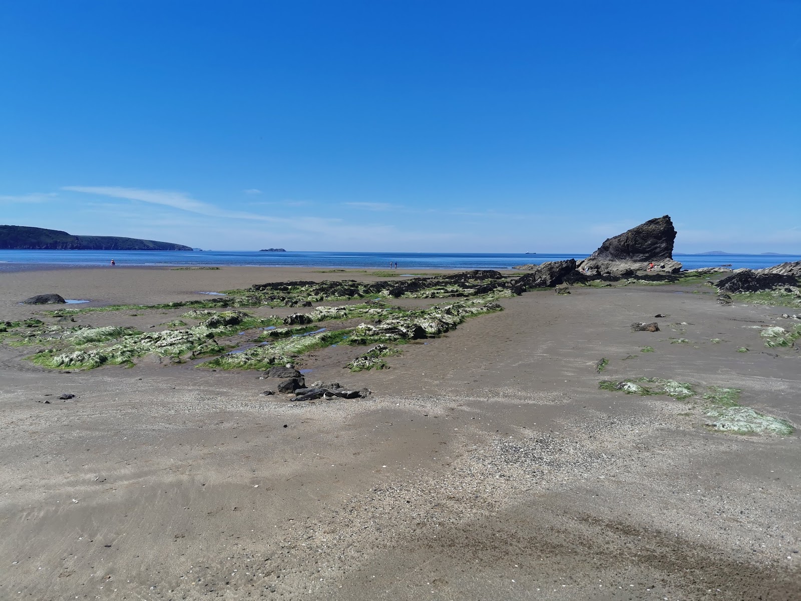 Foto de Praia de Broadhaven rodeado por montanhas