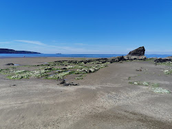 Foto de Praia de Broadhaven rodeado por montanhas