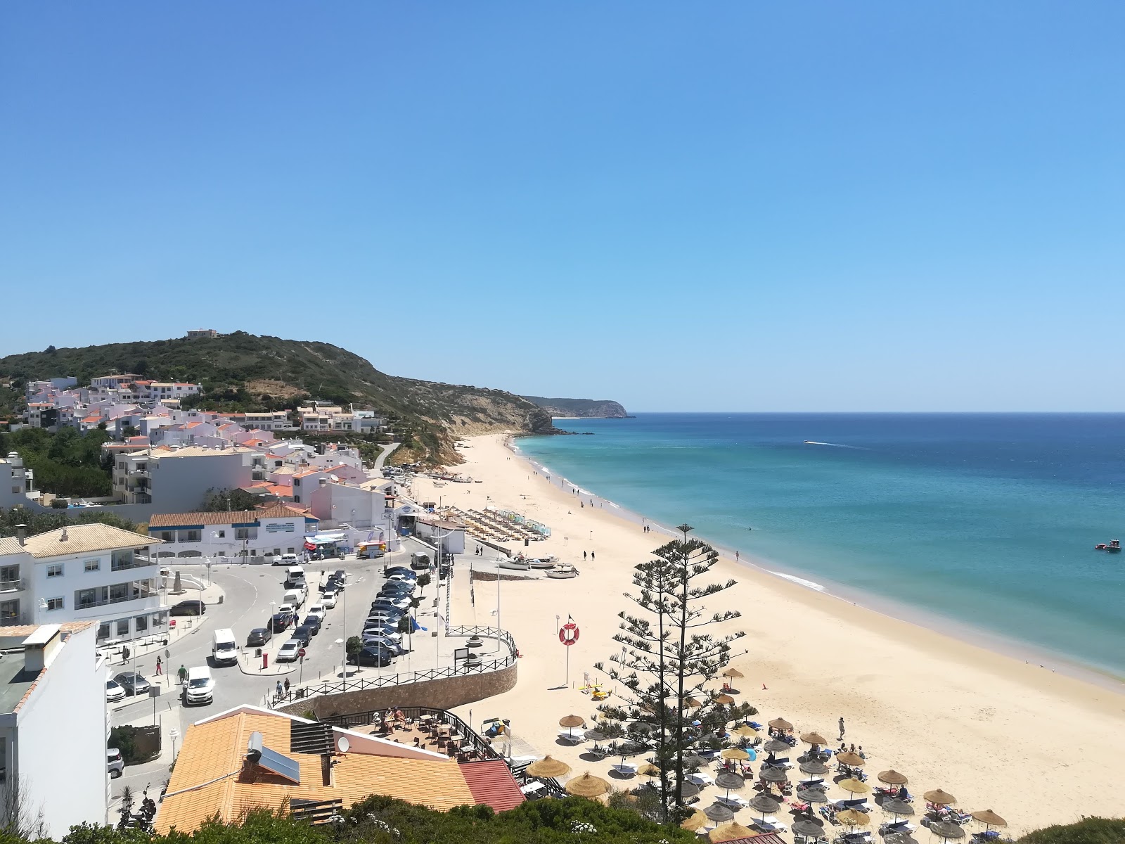 Photo de Praia da Salema avec #44