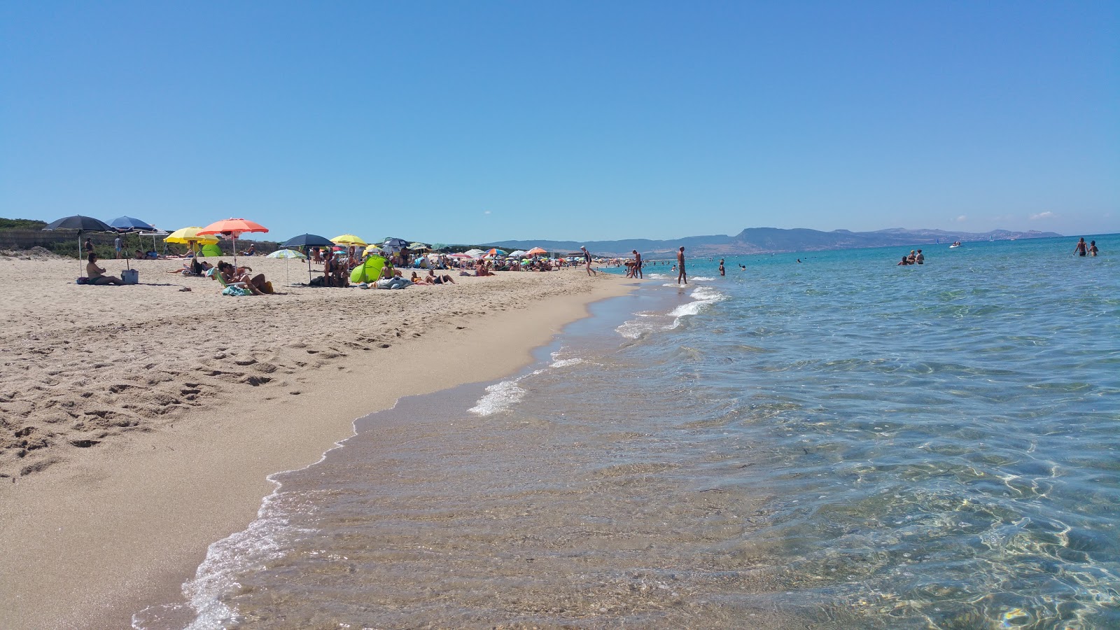 Junchi di Badesi Plajı'in fotoğrafı düz ve uzun ile birlikte
