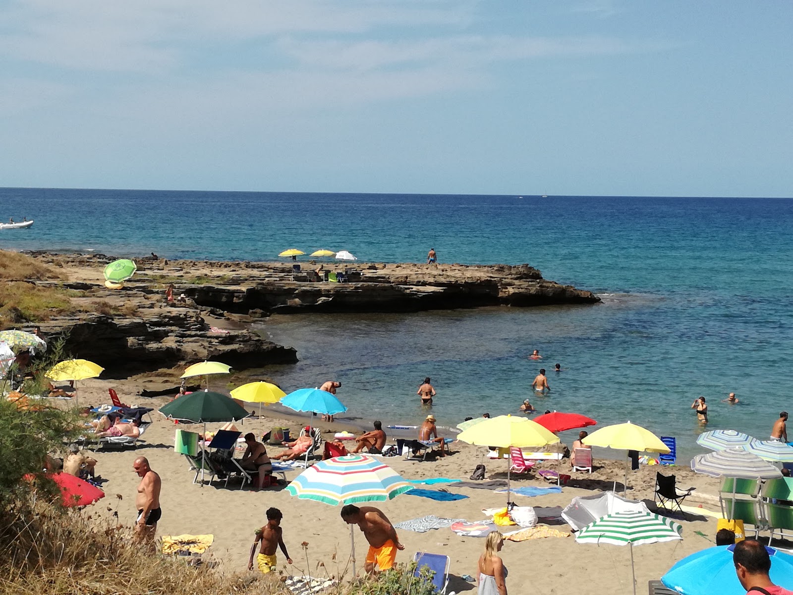 Foto van Spiaggia di S'Abba Druche ondersteund door kliffen