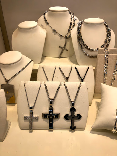 Jewelry Store «Helzberg Diamonds», reviews and photos, 400 Nichols Rd, Kansas City, MO 64112, USA