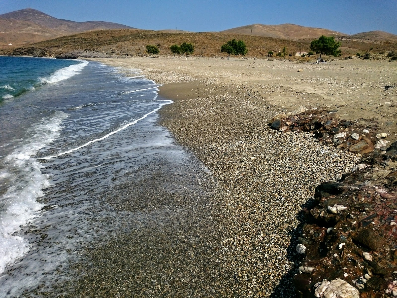 Fotografija Paralia Lakka z musta hiekka ja kivi površino