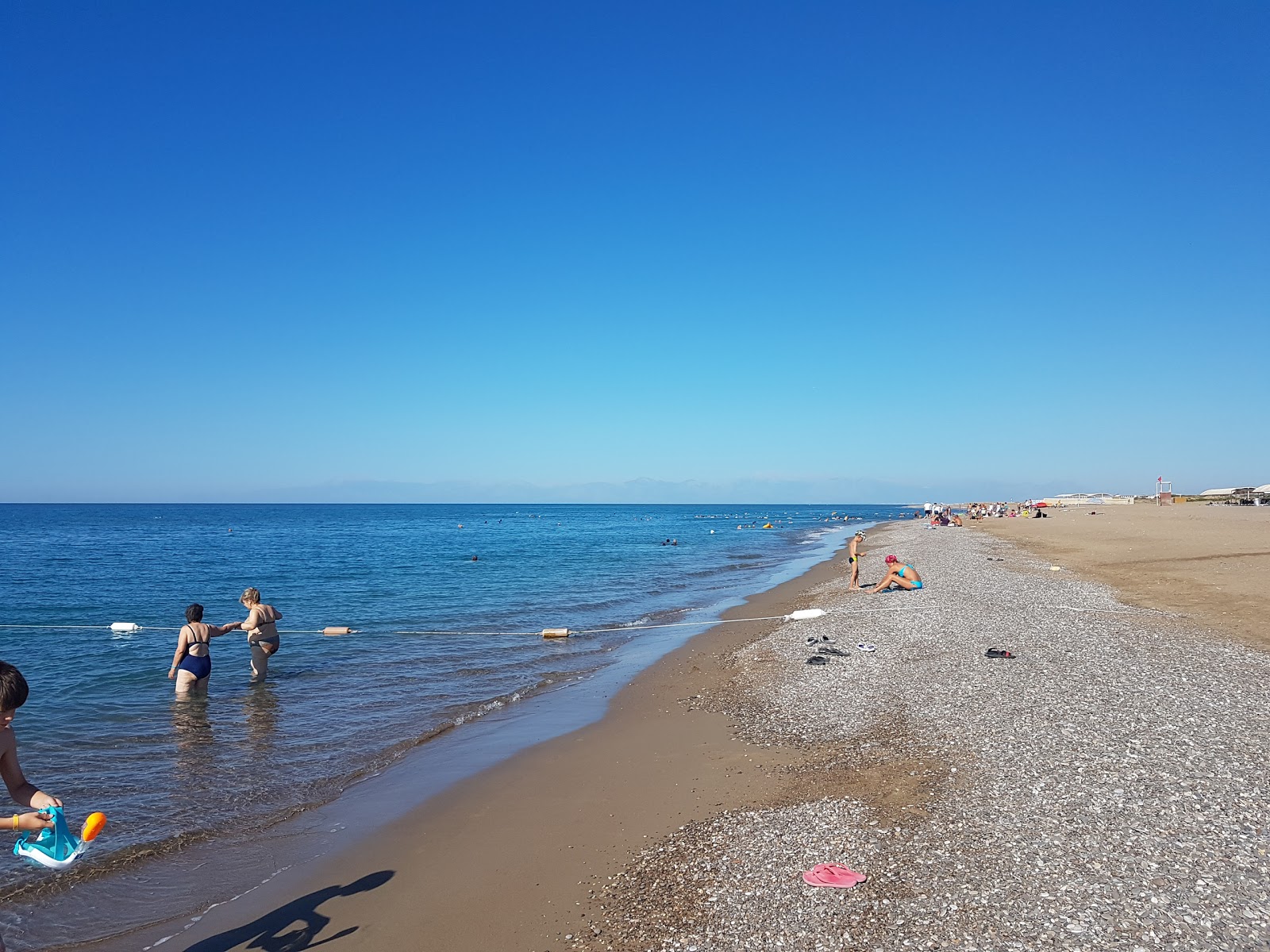 Foto di Bogazkent beach con una superficie del acqua verde-blu