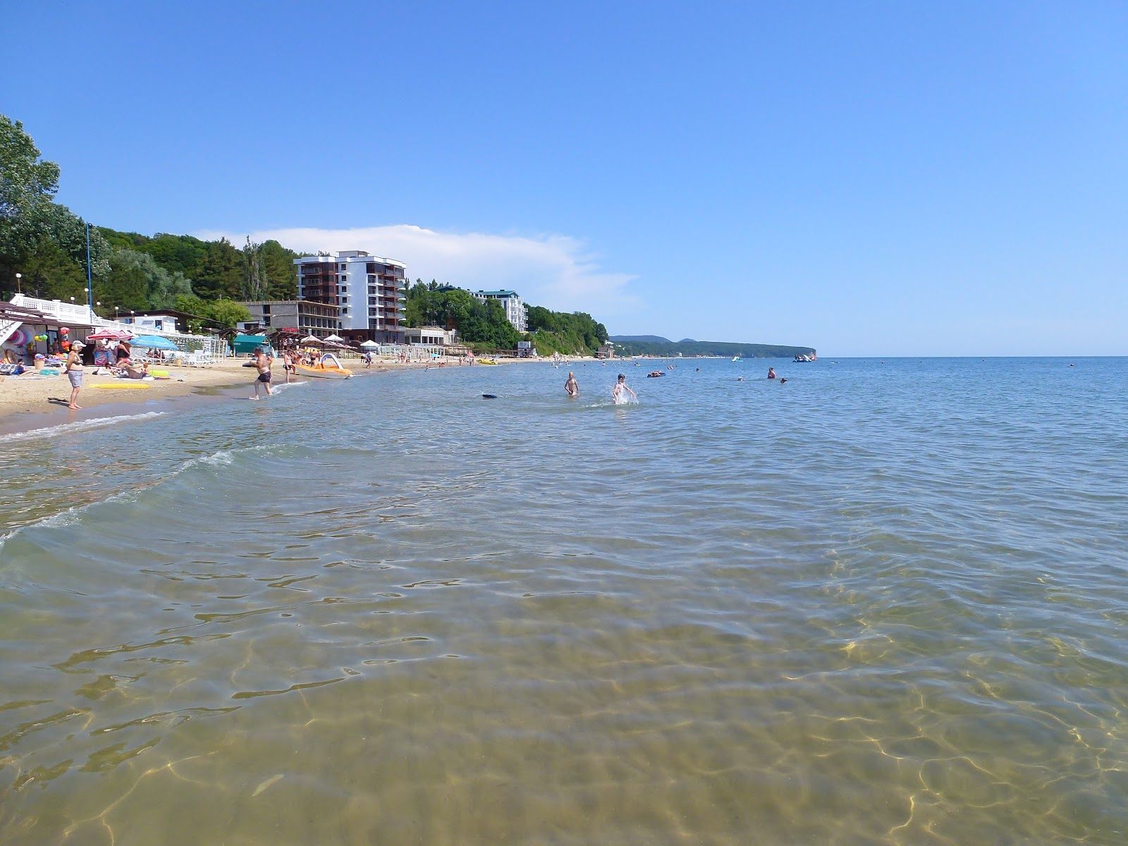 Golden sands beach的照片 带有碧绿色纯水表面