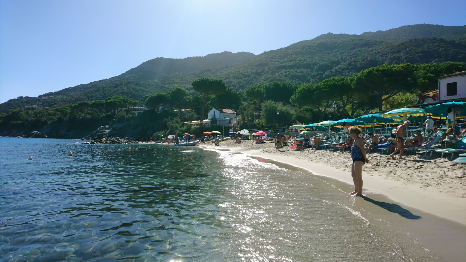 Sant'Andrea Beach'in fotoğrafı uçurumlarla desteklenmiş