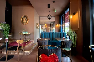 Amo's Hotel & Bar image