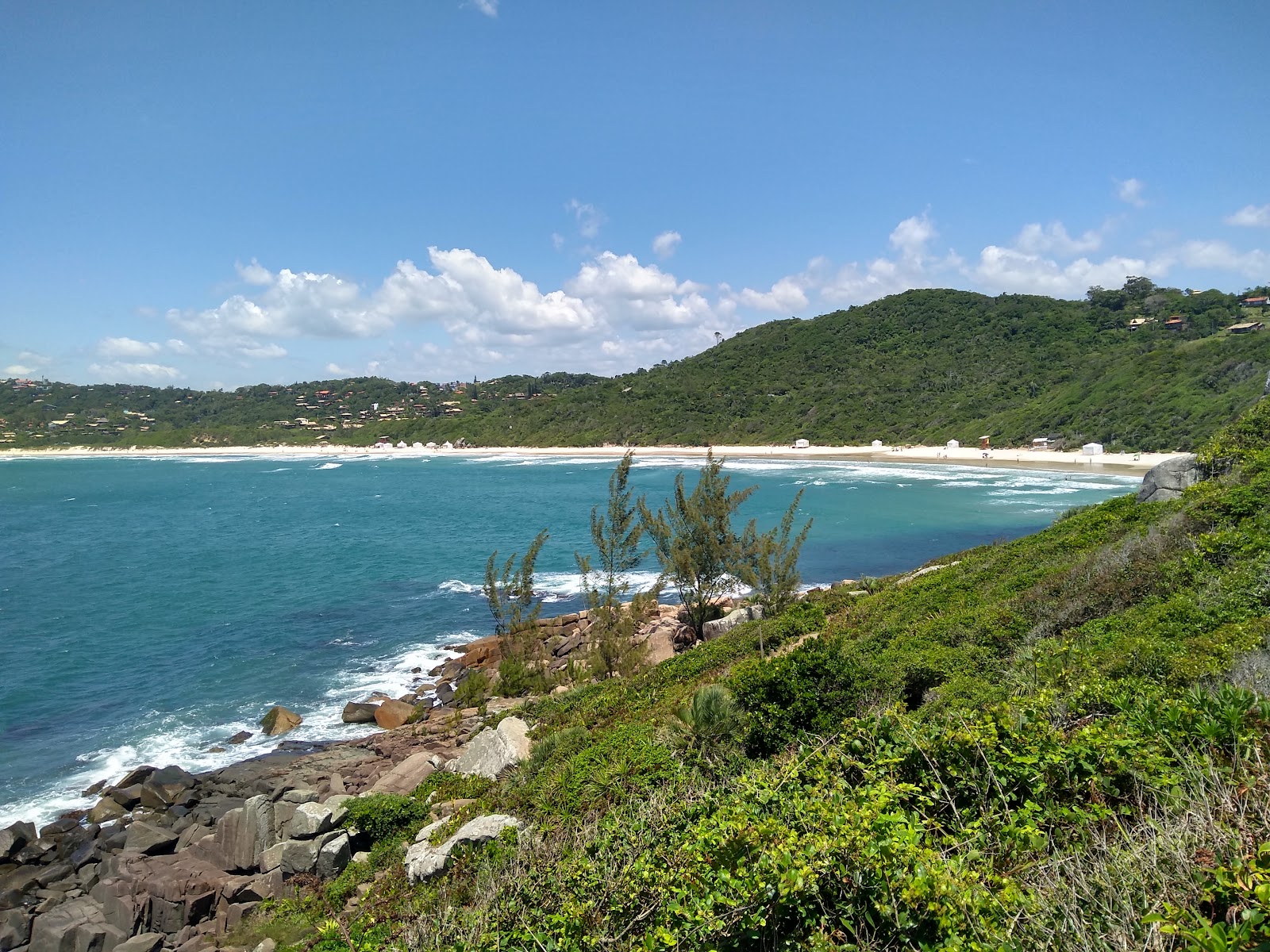 Foto av Praia do Rosa Norte omgiven av klippor