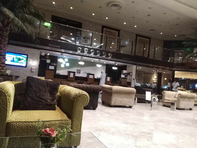 نادي هوليداي إن الازدهار وتعليم السباحة للأطفال المبتدئين b - الرياض