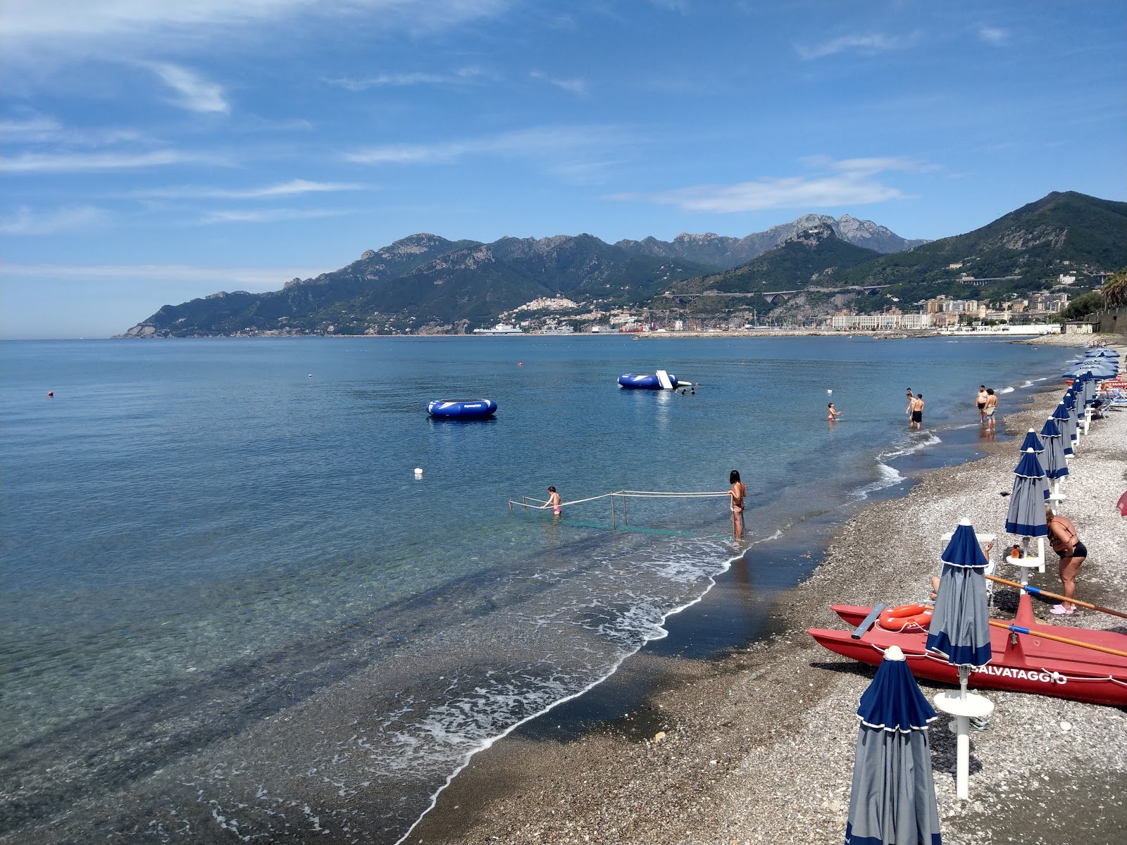 Fotografija Salerno beach IV z sivi fini kamenček površino
