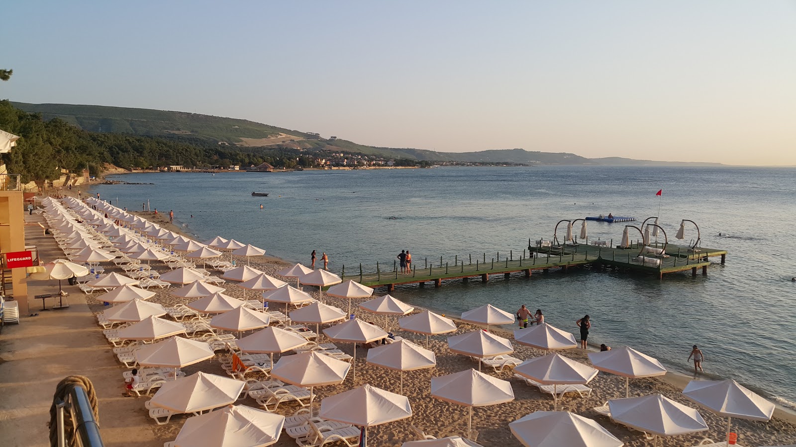 Foto de Playa Garanti con agua cristalina superficie