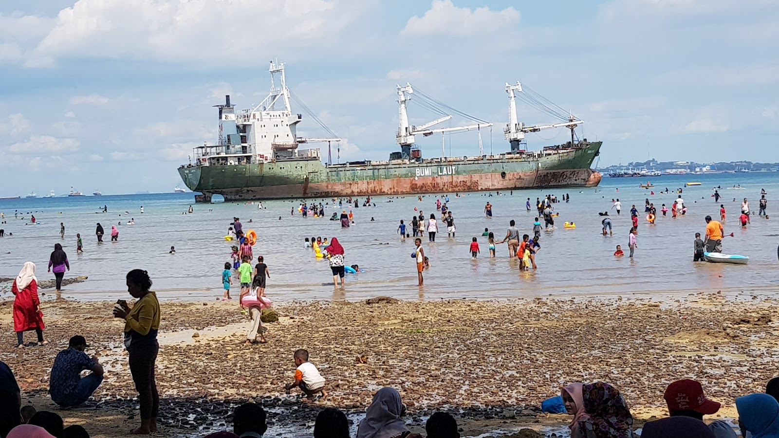 Foto de Pantai Dangas Patam Lestari con parcialmente limpio nivel de limpieza