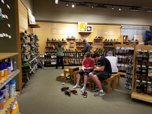 Camping Store «REI», reviews and photos, 17W160 W 22nd St, Oakbrook Terrace, IL 60181, USA