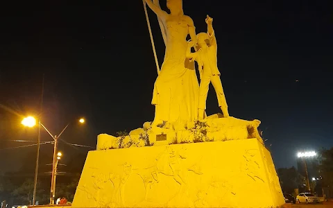 Estatua De Las Residentas, Luque image