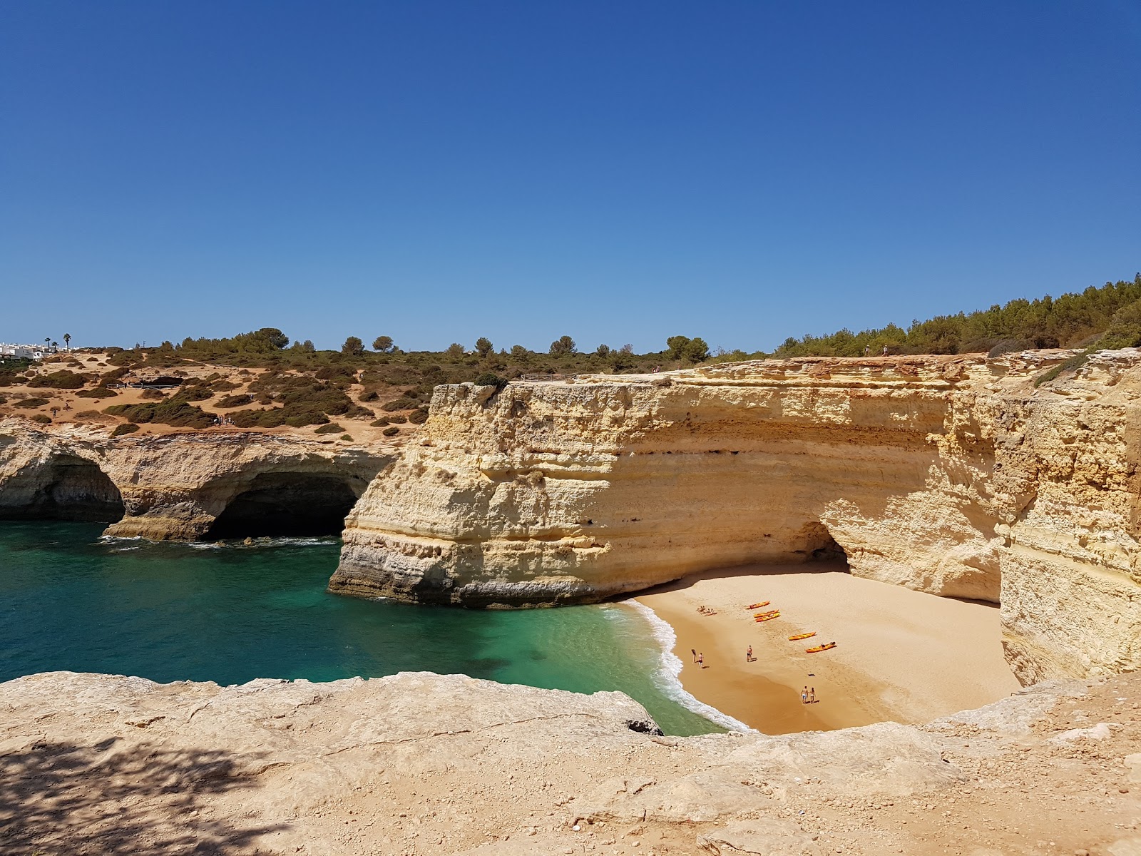 Zdjęcie Praia da Corredoura z powierzchnią drobny brązowy piasek